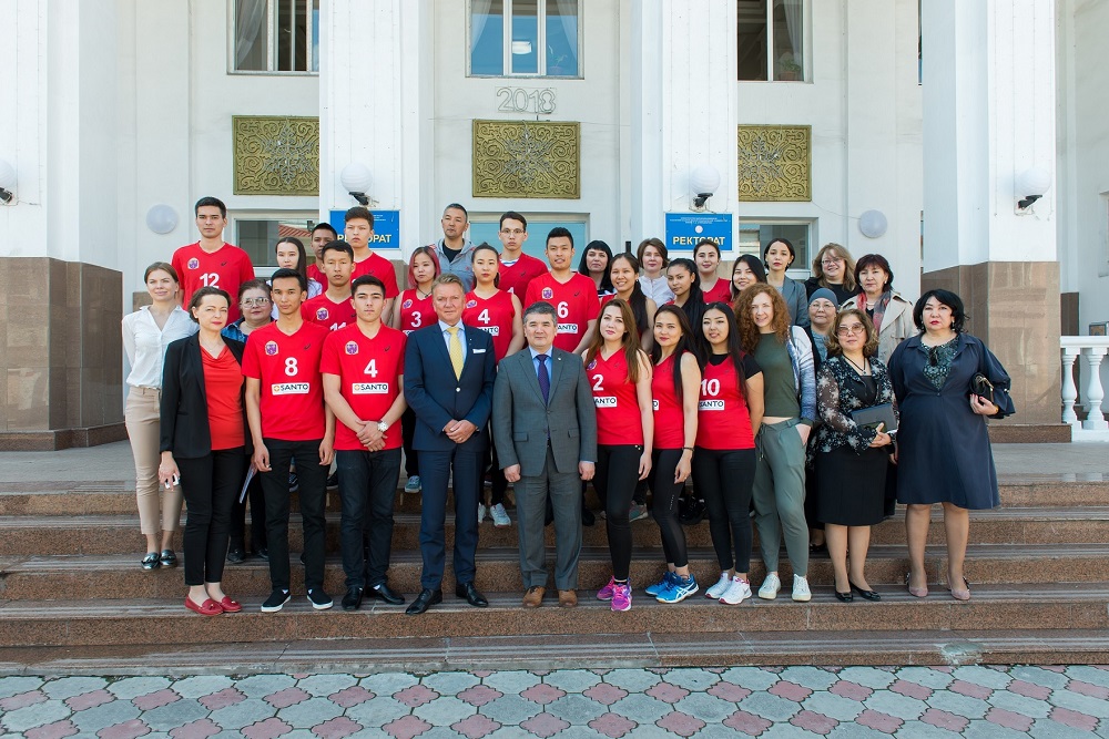 SANTO men QazUMÝ yntymaqtastyq jónindegi memorandýmǵa qol qoıdy