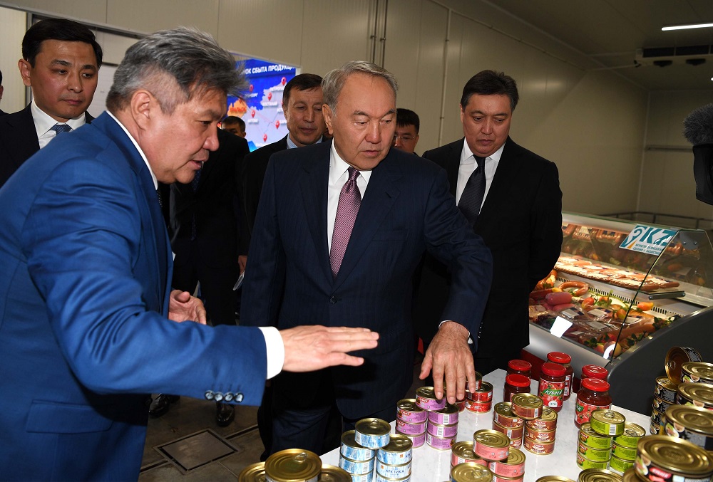 Qazaqstan Prezıdenti «Jaıyq Agro LTD» jaýapkershiligi shekteýli seriktestiginiń zaýytyna bardy