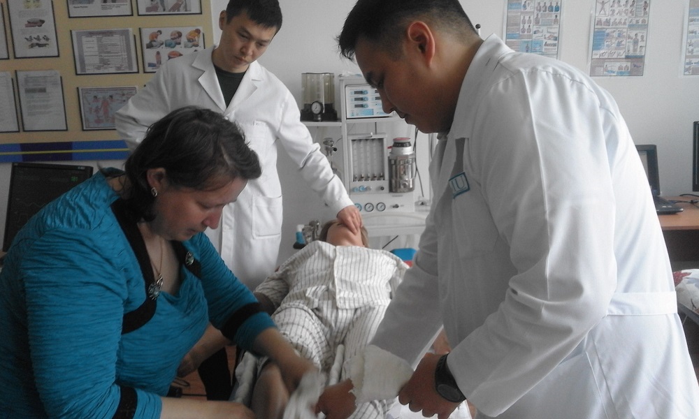 Adam ómirine qaýip tóngen kezde alǵashqy jedel járdemdi qalaı jasaý kerektigi úıretildi