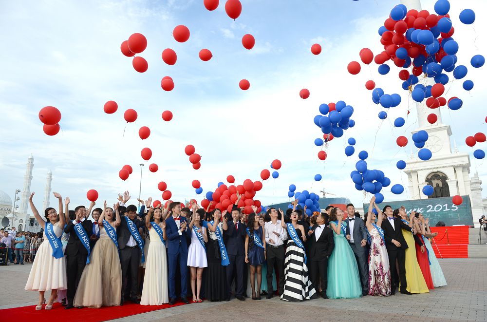 Mektep bitirýshiler keshiniń máninen sáni kóp