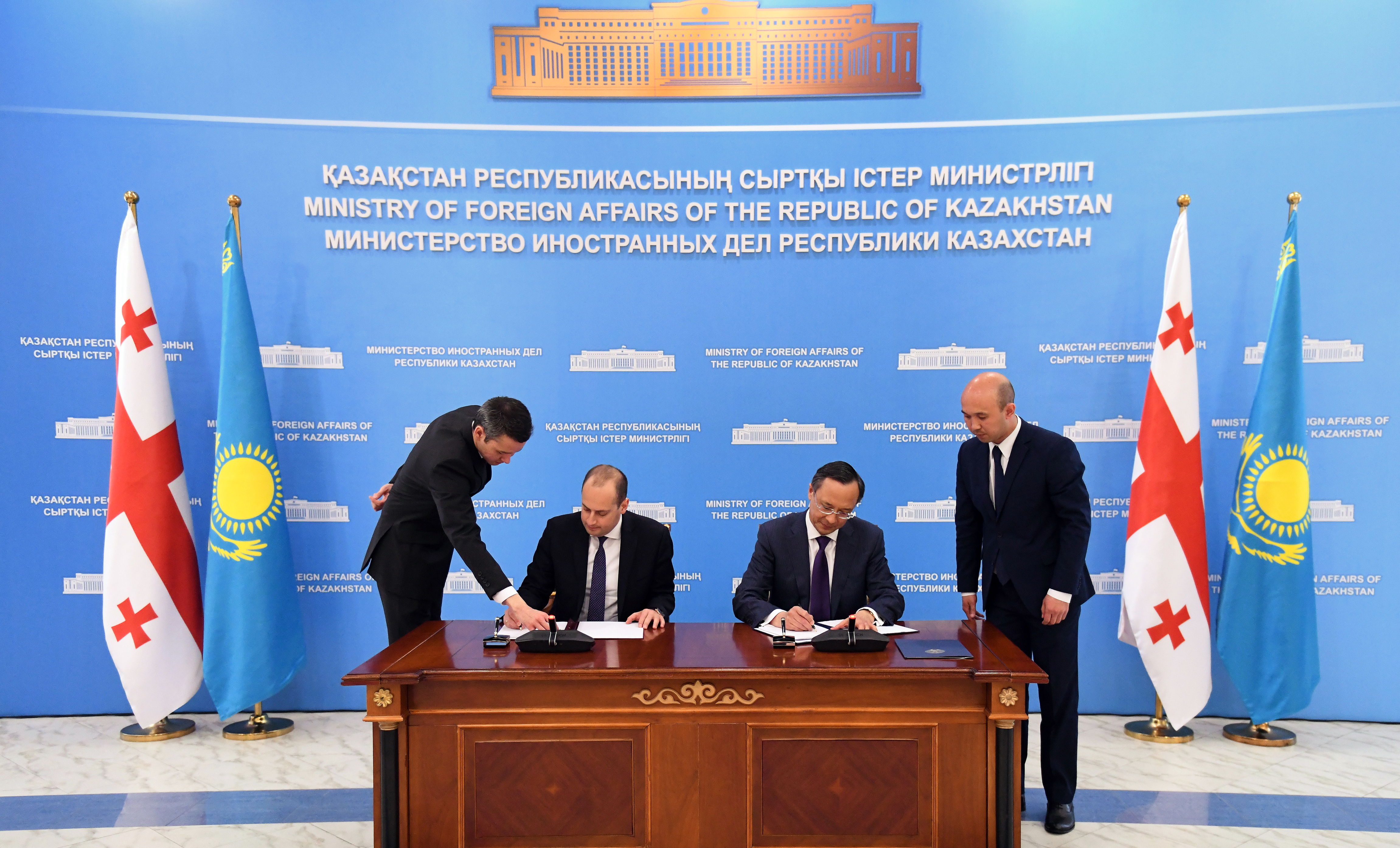 Qazaqstan jáne Grýzııa Syrtqy ister mınıstrleri yntymaqtastyq baǵdarlamasyna qol qoıdy