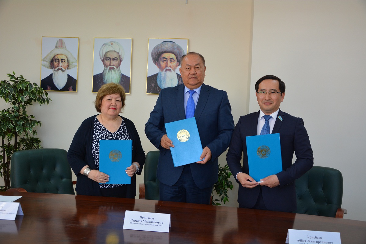 Mańǵystaýda oblystyq sot pen notarıýs, bank arasynda memorandýmǵa qol qoıyldy
