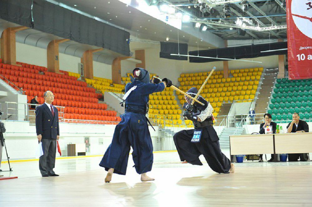 Japonııa elshiligi kendo klýbyna sporttyq kıimder tartý etti