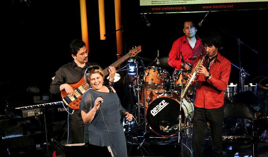 Almatyda «Álemdik djaz etno-fıýjn» konserti ótti