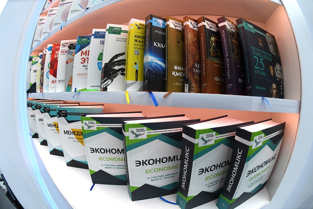 «Rýhanı jańǵyrý» baǵdarlamasy aıasynda aýdarylǵan 18 kitap QazUÝ-diń bilim berý úderisine engizildi