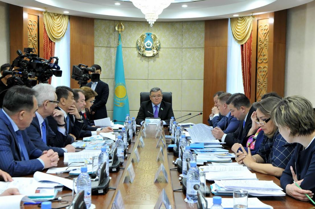 Senatta turǵyn úı qurylysyna qarqyn berýdiń keleshegin talqylady