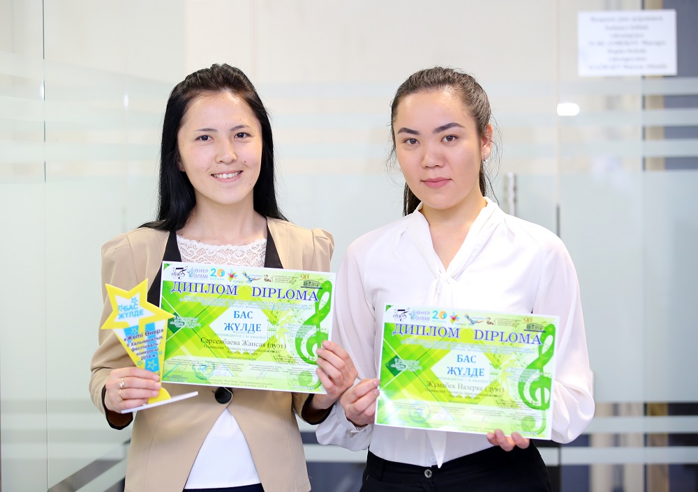 Qyzdar ýnıversıtetiniń stýdentteri halyqaralyq óner baıqaýynda bas júldege ıe boldy