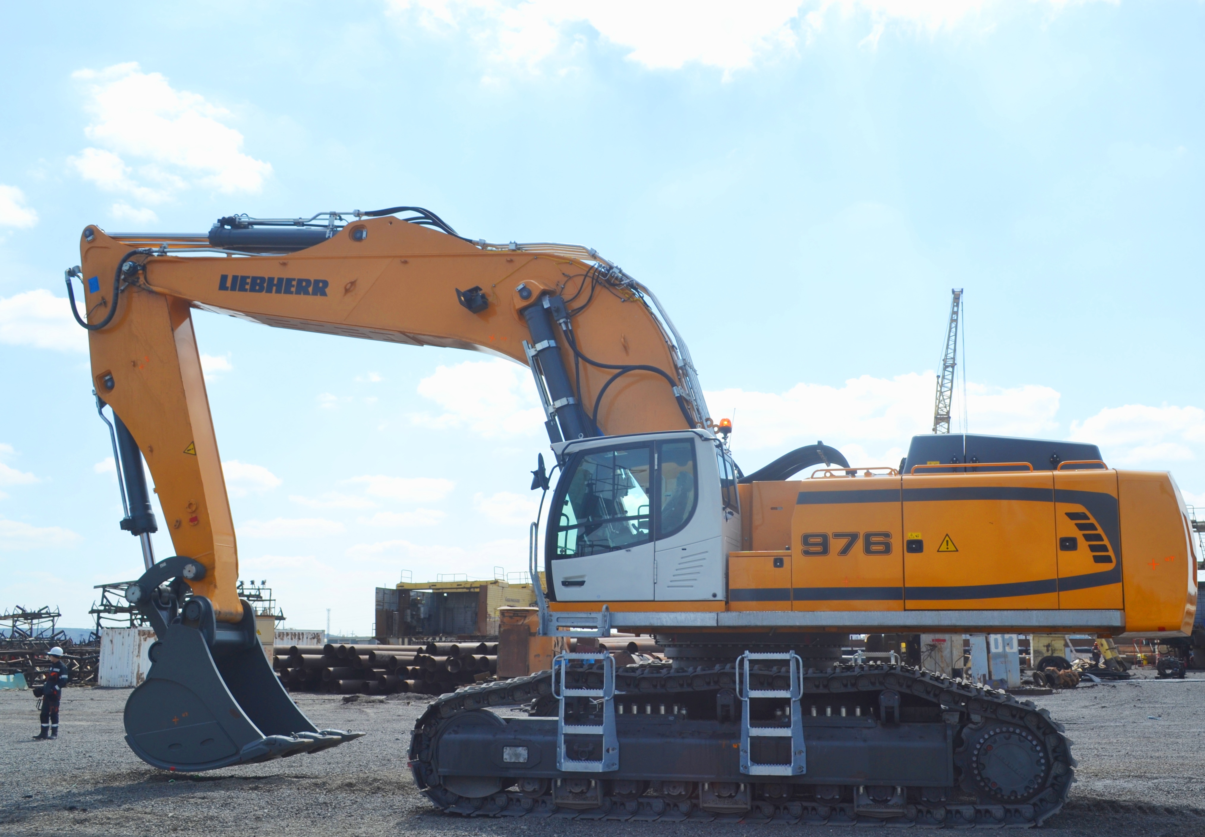 Ekibastuzdaǵy «Shyǵys» kenishine «Liebherr R-976 Litronic» ekskavatory ákelindi
