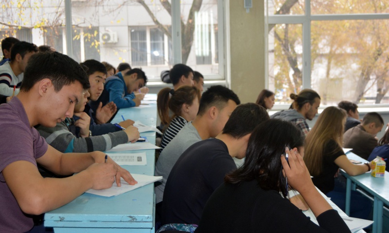 Latyn álipbıimen dıktant jazdy
