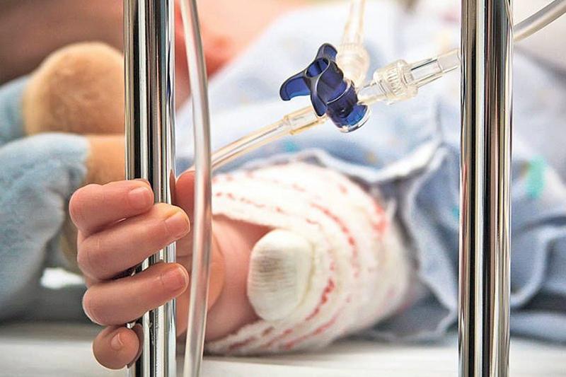 Almatyda 5 jasar bala menıngıtten kóz jumdy