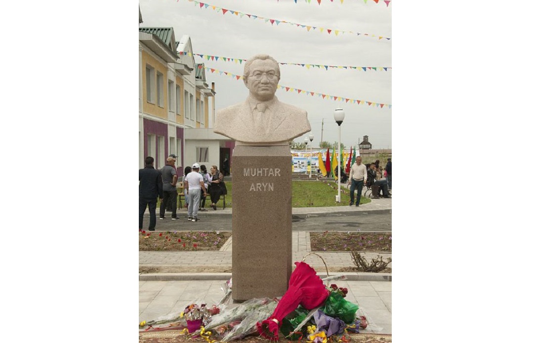 Ǵalym Muhtar Arynǵa eskertkish qoıyldy