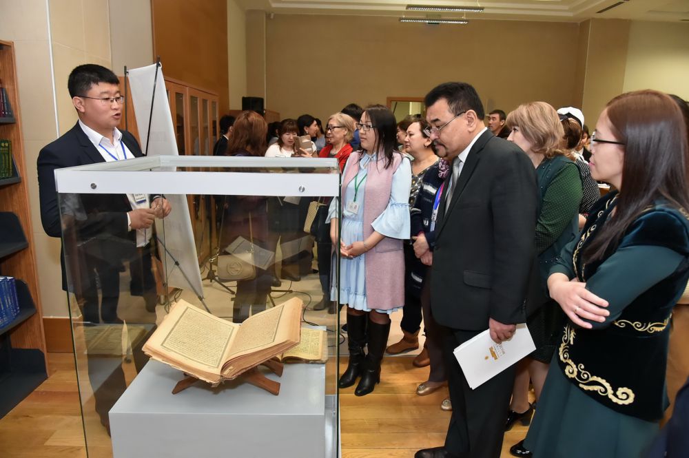 Ulttyq mýzeıde «Kóne kitap – rýhanı jańǵyrýdyń jarqyn joly» kóshpeli kórmesi ótip jatyr