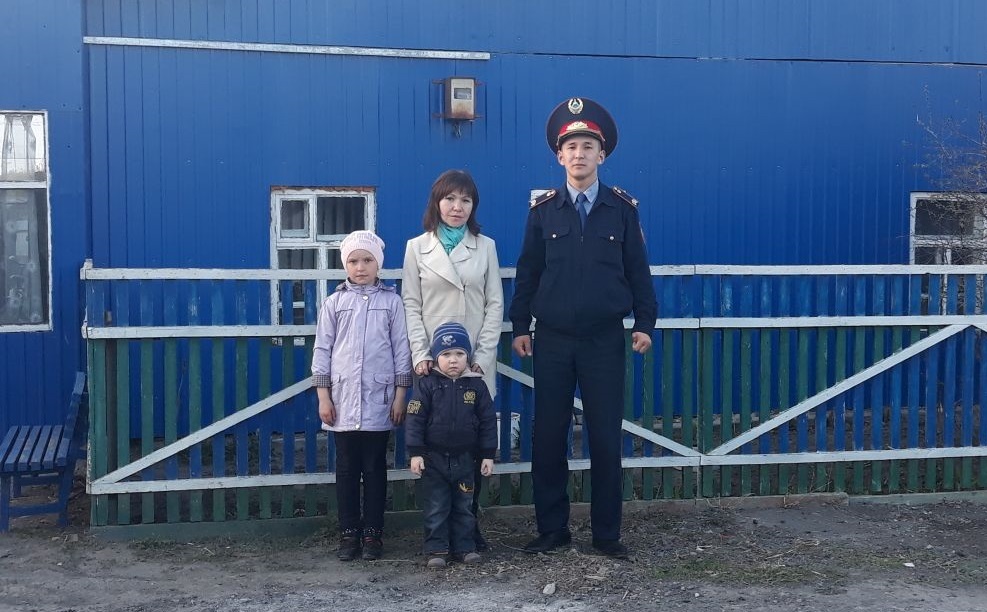 Polısııa serjanty bir otbasyn órtten qutqaryp qaldy