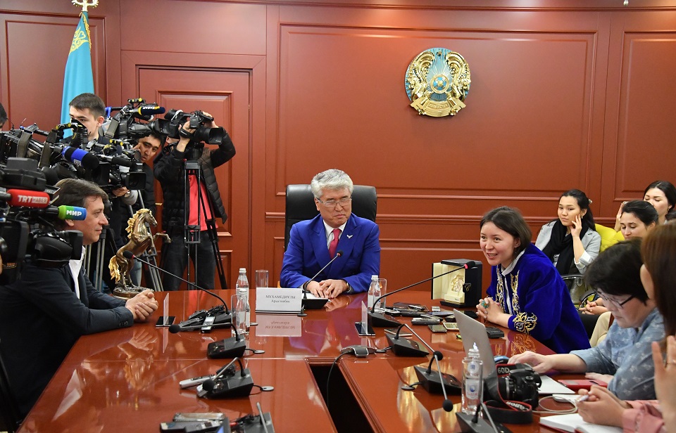 Samal Eslıamova: Týǵan elińniń yqylasyn seziný – naǵyz baqyt