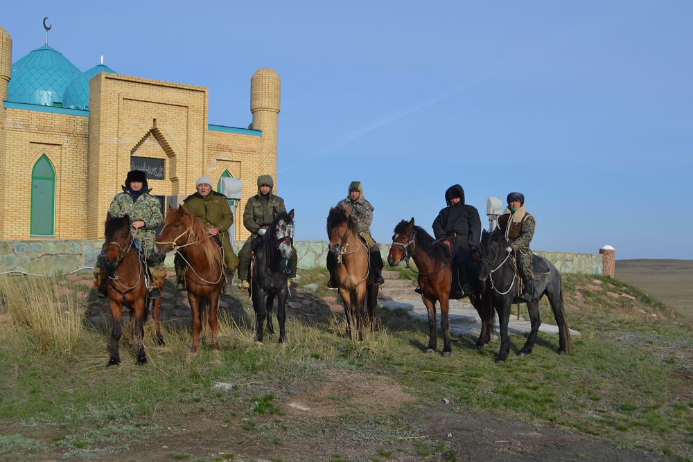 Pavlodarda kıeli jerlerdi atpen aralaýǵa shyqty