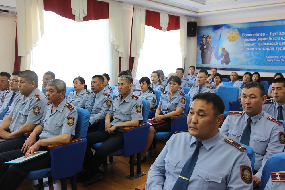 Depýtattar mańǵystaýlyq polıseılermen kezdesti
