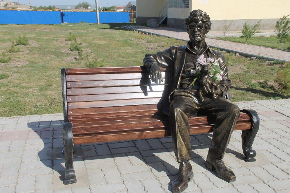 Batys Qazaqstan oblysynda sýretshi Sáken Ǵumarovqa eskertkish ornatyldy