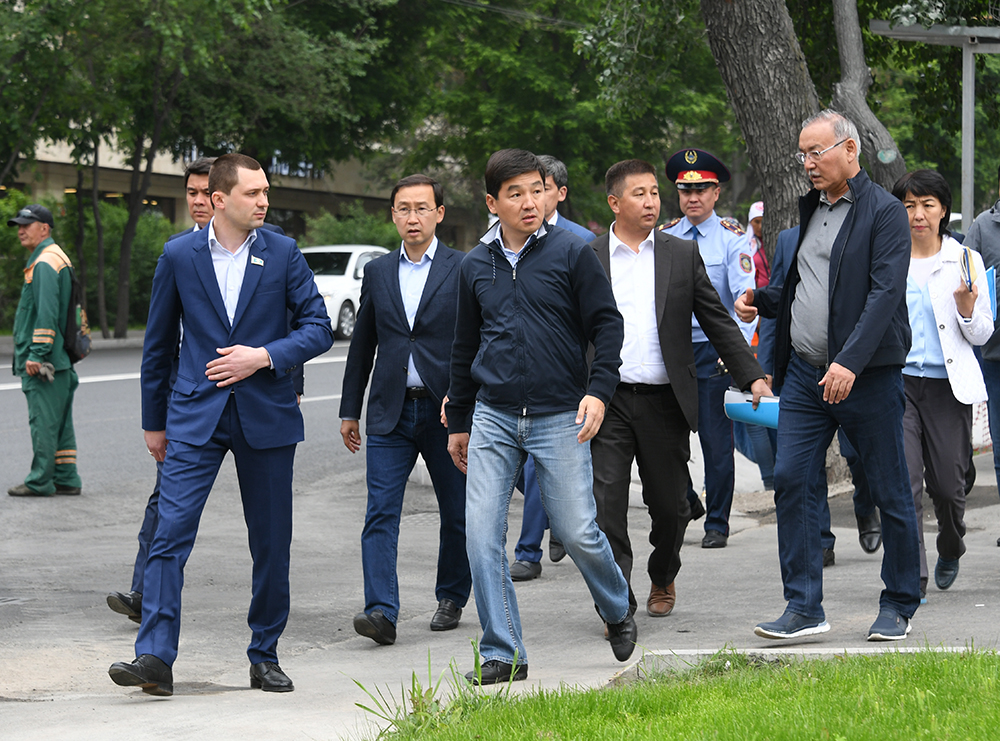 Almaty ákimi qalanyń kólik jáne júrginshi ınfraqurylymy qurylysynyń barysyn tekserdi