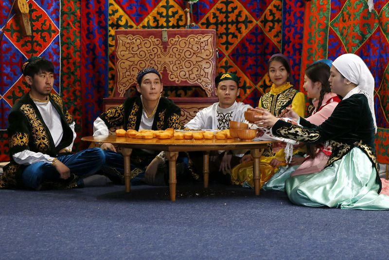 Pavlodarda stýdentter «Adamjúsip» pesasyn sahnalady