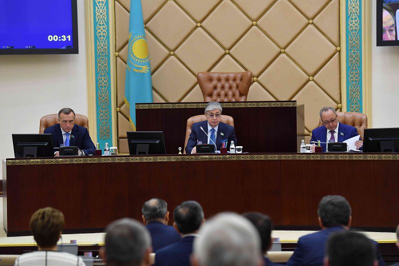 Parlament Senatynyń jalpy otyrysynda qandaı máseleler talqylandy?