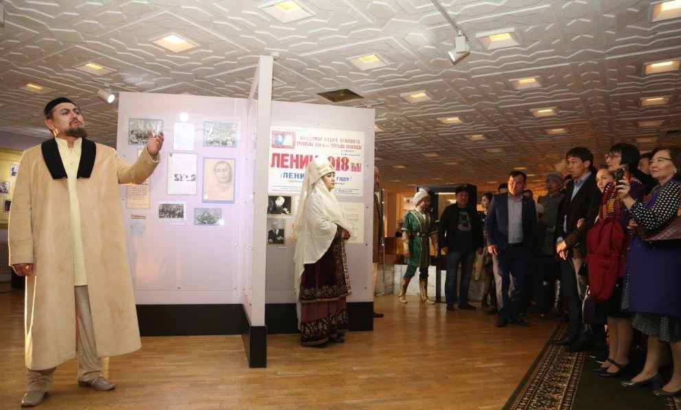 Teatrdaǵy mýzeı túninde myńnan asa jádiger kórermen nazaryna usynyldy