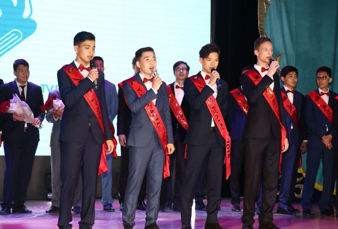 Atyraý oblysynda bes myńnan astam mektep bitirýshi úshin sońǵy qońyraý soǵyldy