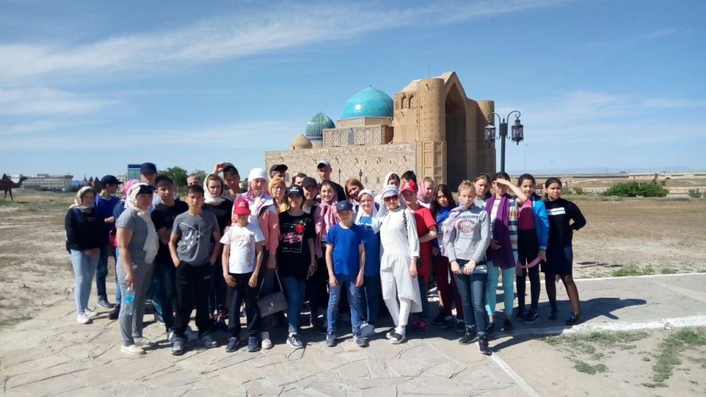 Balalar úıleriniń tárbıelenýshileri Ońtústik  Qazaqstanǵa ekskýrsııamen bardy