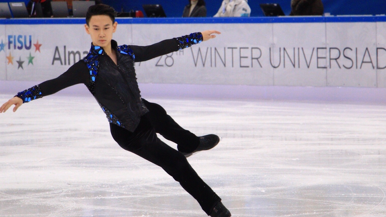 Denıs Ten sporttyq kıimin ekspozısııaǵa tapsyrdy