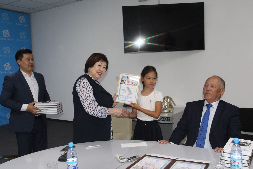 Batys Qazaqstanda balǵyn qalamgerler marapattaldy