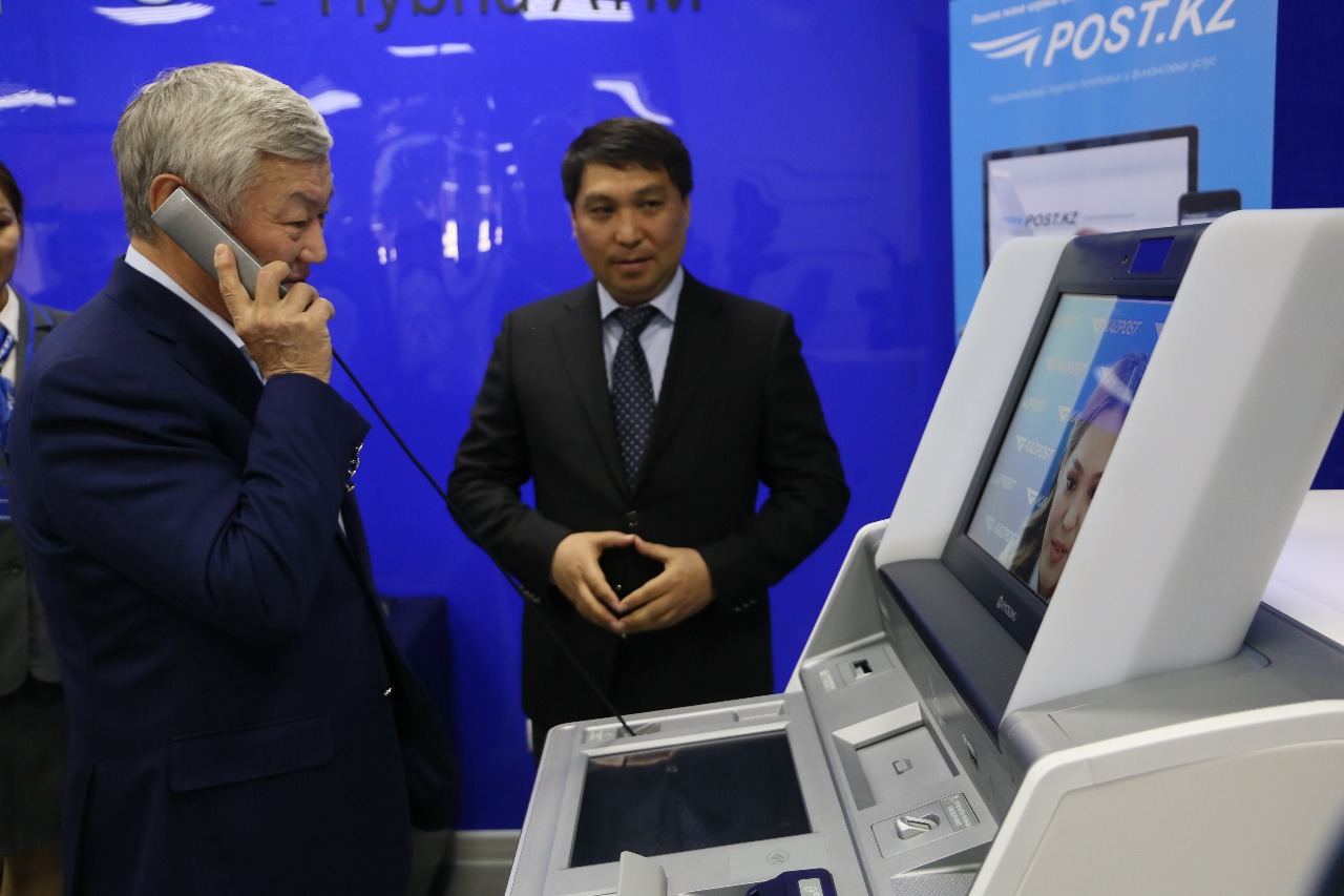 Aqtóbede poshta bólimshesine kelýshilerge robot qyzmet kórsetedi