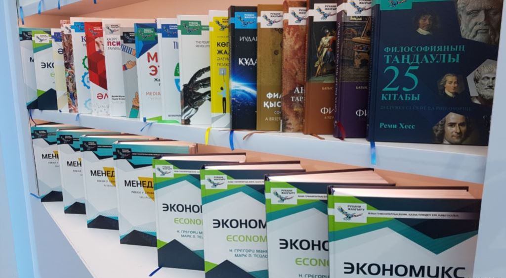 Qyzdar ýnıversıtetinde qazaq tilindegi 100 jańa oqýlyq tanystyryldy