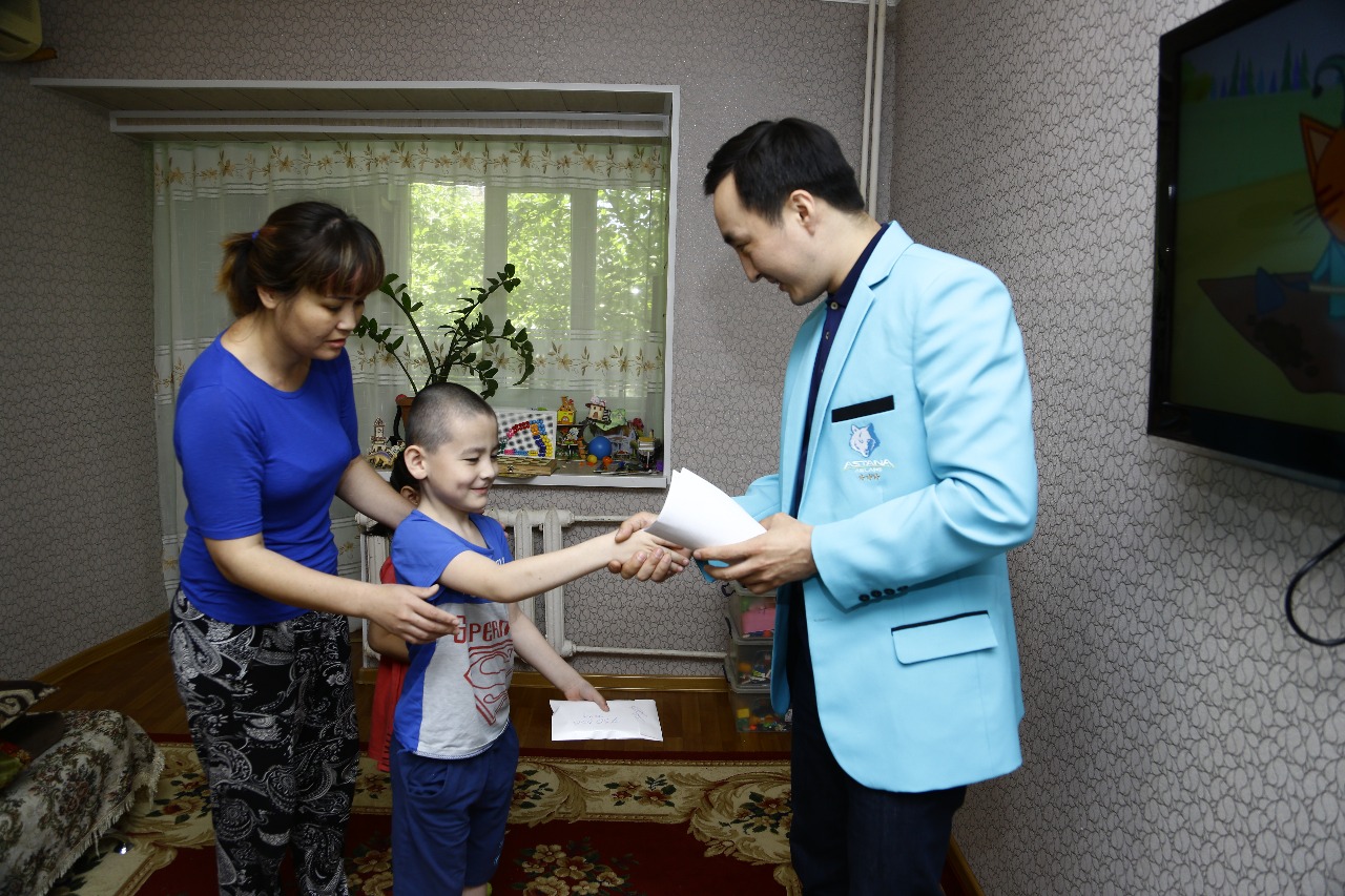 «Astana Arlans» músheleri aýksıonnan túsken qarjyny naýqas balalarǵa tabystady