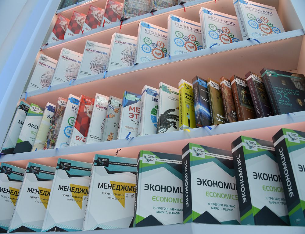 Sol­tús­tik Qazaqstan ýnıver­sı­te­ti­niń kitaphanasy jańa kitaptarmen tolyqty