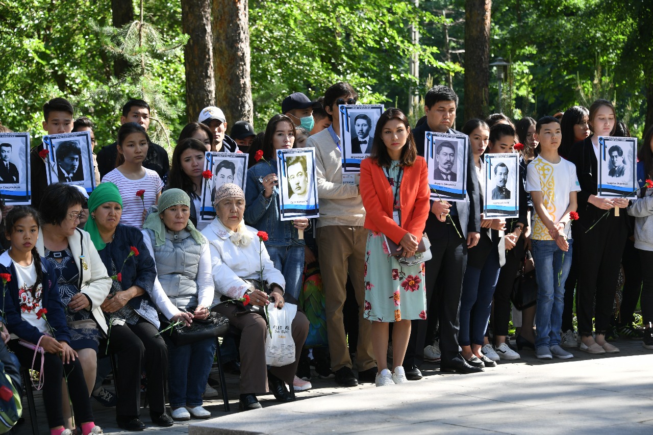 Almatyda asharshylyq qurbandaryna taǵzym etti