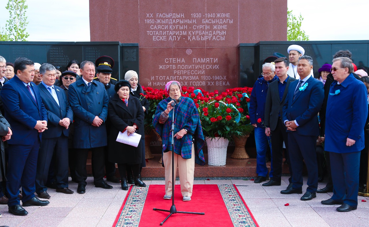 ALJIR-de saıası qýǵyn-súrgin qurbandaryn eske alý jıyny ótti
