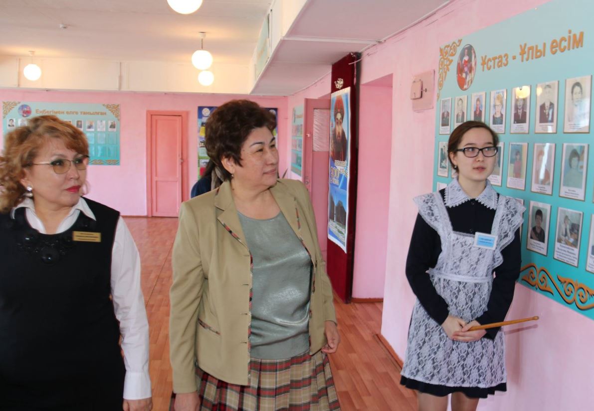 Nazarbaev Zııatkerlik mektepteriniń oqýshylary men ustazdary aýyl mektepterine mereke syılady