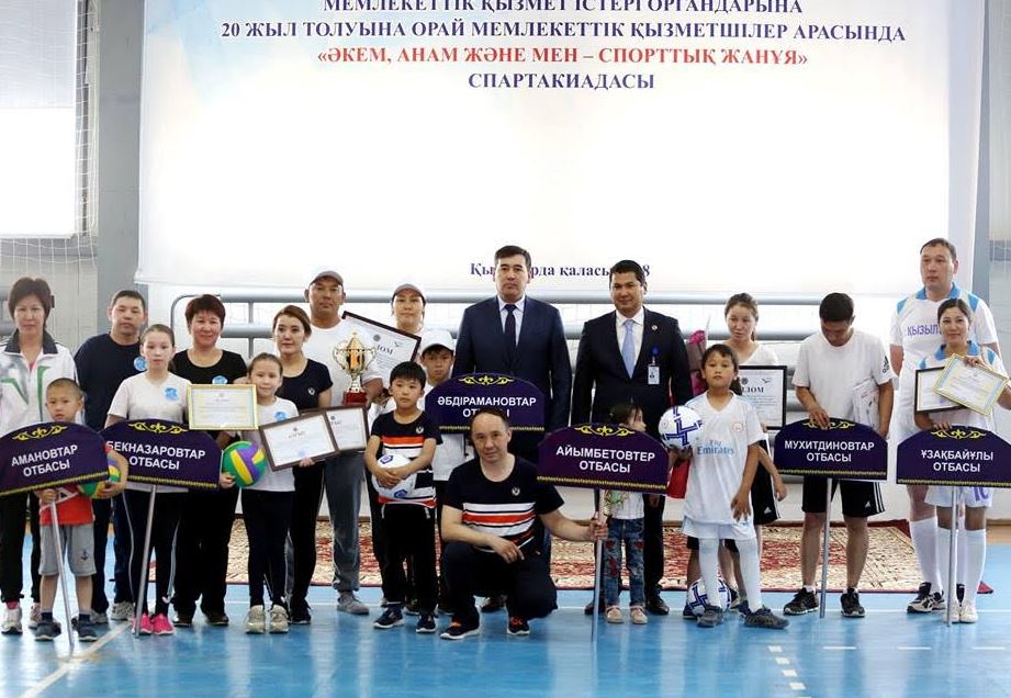 Qyzylordada memlekettik qyzmetshiler otbasylarymen birge saıysqa tústi