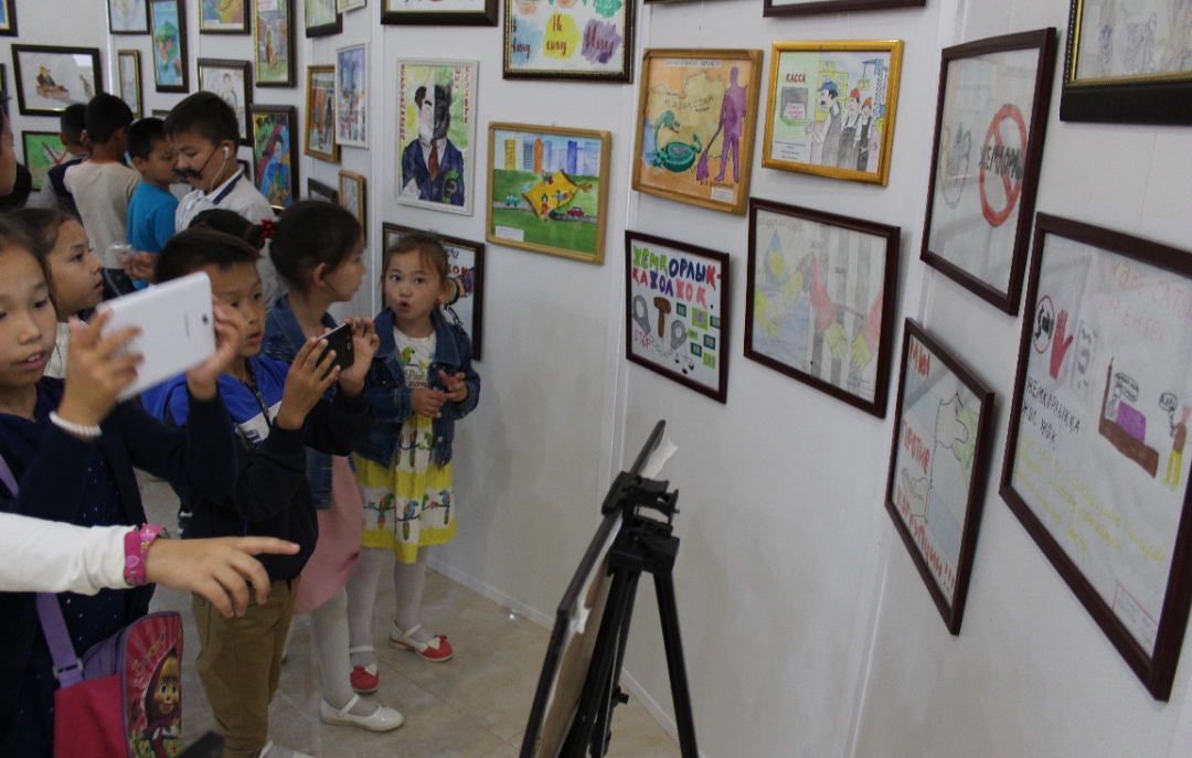 Qyzylordada "Jemqorlyq balalar kózimen" atty kórme ótti