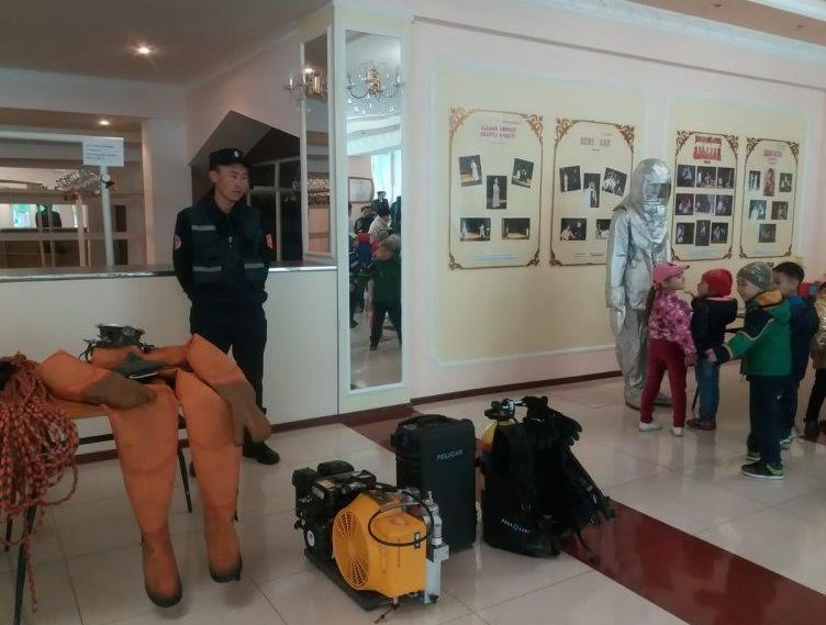 Pavlodarda Tótenshe jaǵdaılar jónindegi departament teatr ártisterine kómekke keldi