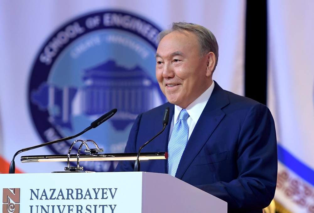 Elbasy Nazar­baev Ýnıversıtetiniń túlek­terine dıp­lom tapsyrdy