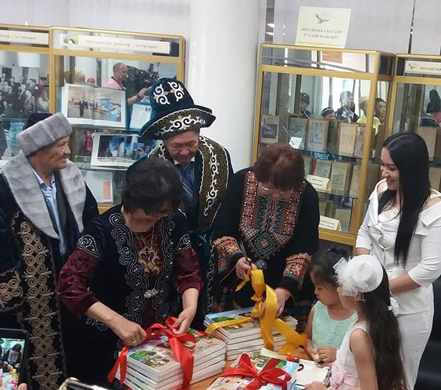 «Baqytty januıa» atty búldirshinderge arnalǵan oıyn kitapshasy tanystyryldy