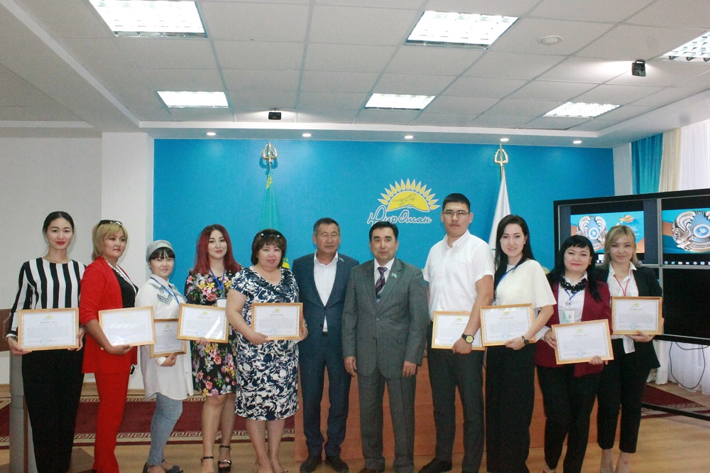 Aqtaýda memlekettik rámizder kúninde nurotandyqtar eriktiler tobyn marpattady