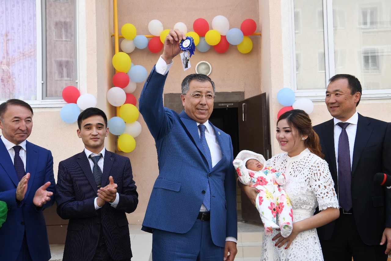 Shymkenttiń mıllıonynshy turǵynyna páter kilti tabys etildi