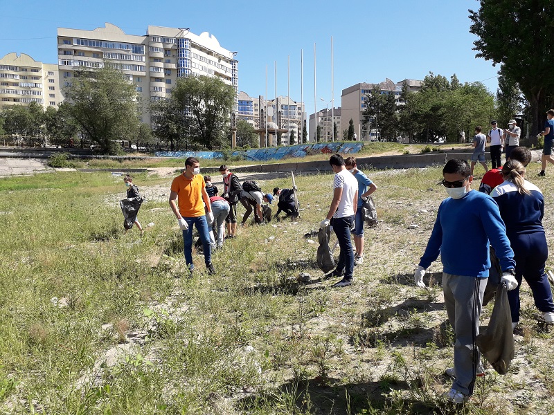 Almatylyqtar Saıran kólin jabylyp tazalady