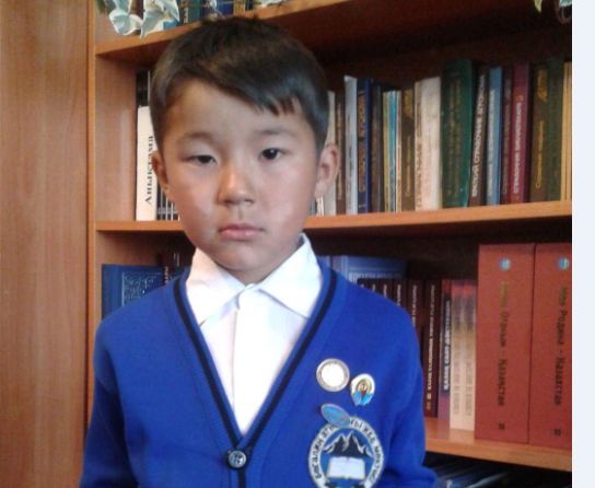 3 synyp oqýshysy Muqaǵalı óleńderin jatqa oqıdy