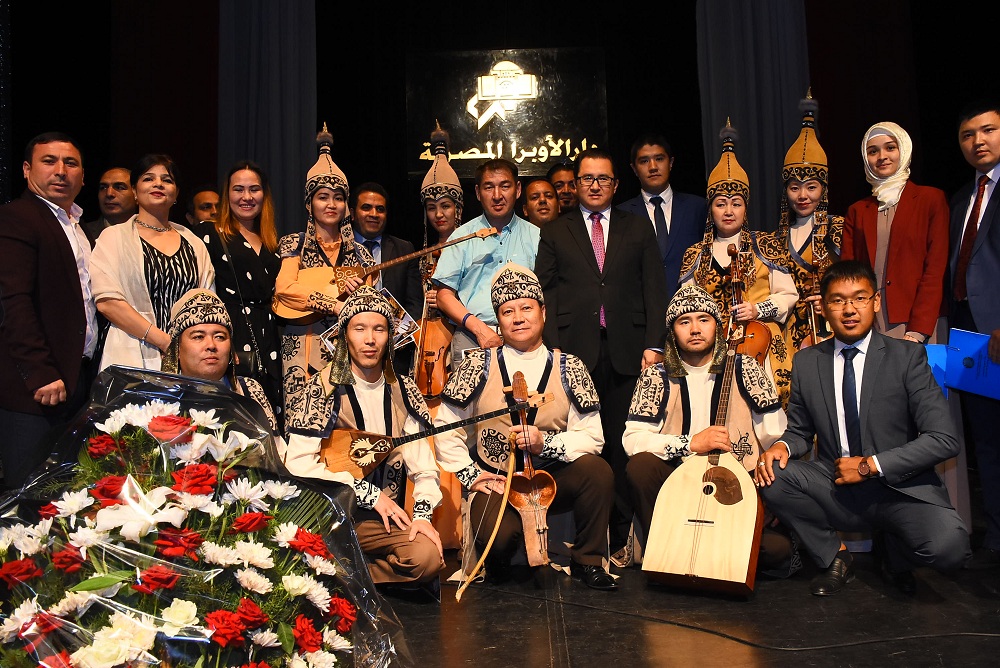 Qostanaılyq «Aqjeleń» folklorlyq ansambli Mysyrda óner kórsetti