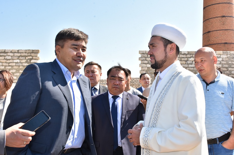 Darhan Káletaev din salasynda ımamdarmen birlese atqaratyn jumystyń alty baǵytyn atady