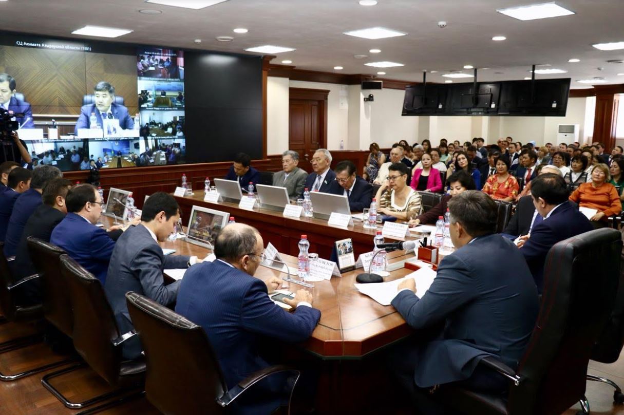 Atyraýda memleket pen azamattyq sektordyń ózara baılanysy máselesi talqylandy