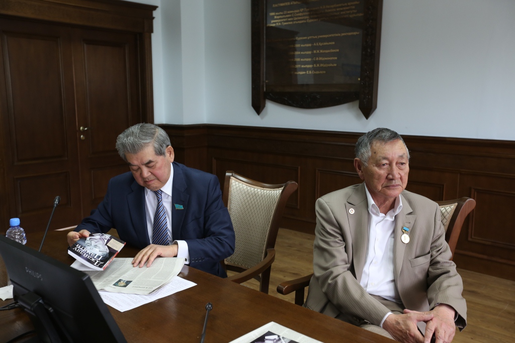 Jýrnalıstıka sardary Ǵadilbek Shalahmetovke qurmet kórsetildi