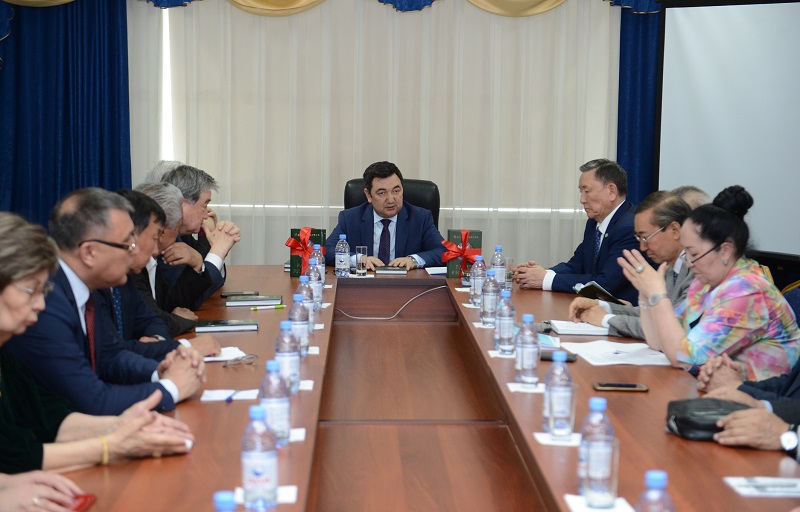 Ádil Ahmetovtiń «Ǵasyr ǵıbraty» atty kitabynyń tusaýkeseri ótti